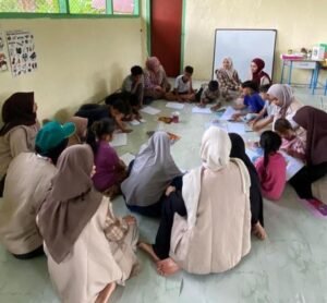 Menjemput Imajinasi di Tengah Kata dan Warna di Perpustakaan Al-Hikmah Gampong Teupin Raya